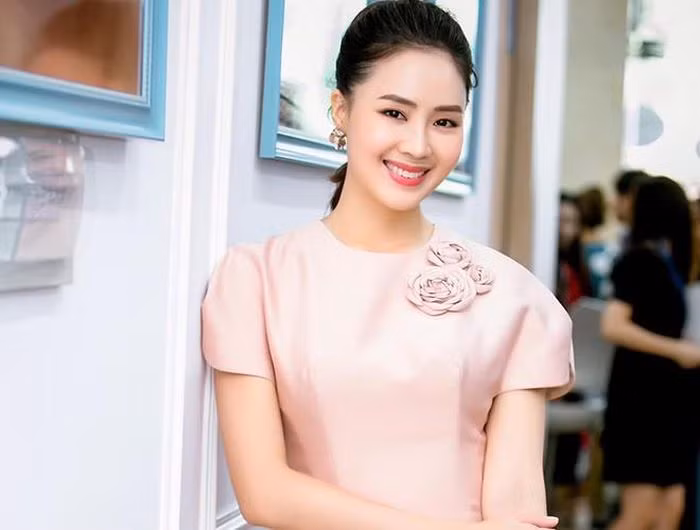 Là người mẫu nổi lên vào các năm 2000 - 2005 nhưng Hồng Diễm không tham gia nhiều các hoạt động của làng thời trang. Sau khi lọt vào top 10 cuộc thi Hoa hậu Ngọc trai phương Đông 2004 tại Malaysia, cô tập trung vào nghề truyền hình trong vai trò MC. Người đẹp lôi cuốn khán giả bằng gương mặt khả ái và giọng nói truyền cảm trong nhiều chương trình giải trí của VTV như: Sảng khoái cùng Sea Game, Tôi yêu Việt Nam, Phong cách sống, Con đường doanh nhân, Góc Hàn Quốc...