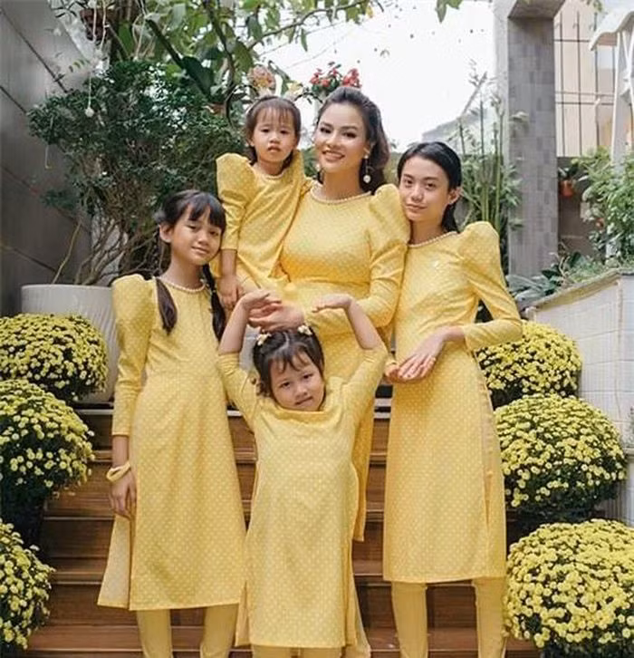 Vũ Thu Phương và các con.