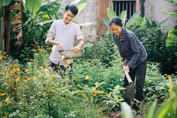Bà Dương Thị Cường (55 tuổi) cùng con trai là Đồng Văn Hùng (24 tuổi). Ảnh: Ẩm Thực Mẹ Làm.