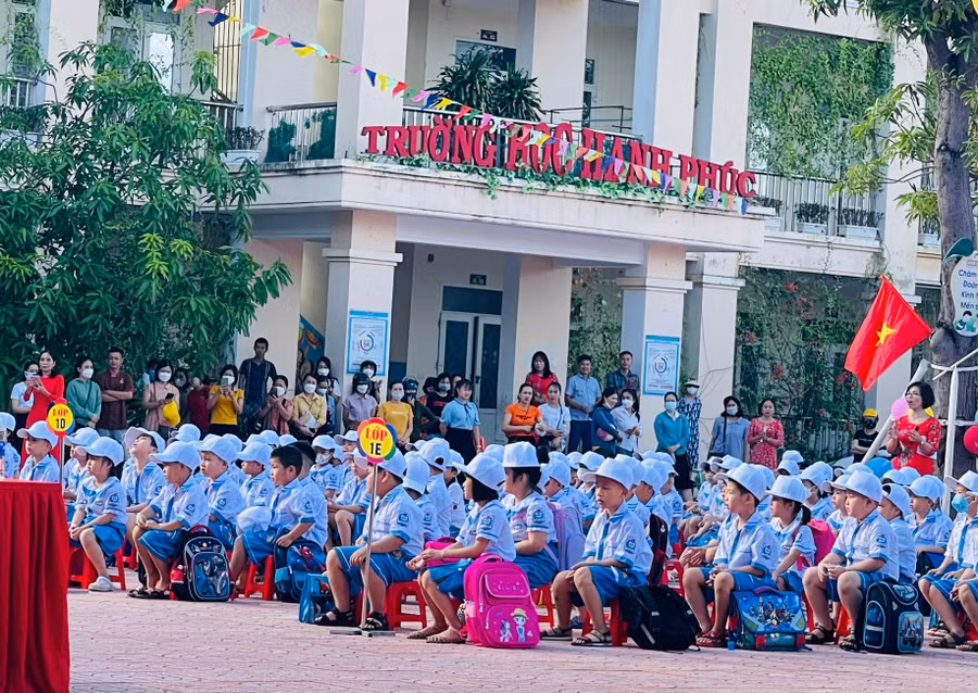 Học sinh tập trung tại sân trường để BGH nhà trường giới thiệu giáo viên chủ nhiệm và nhận lớp...