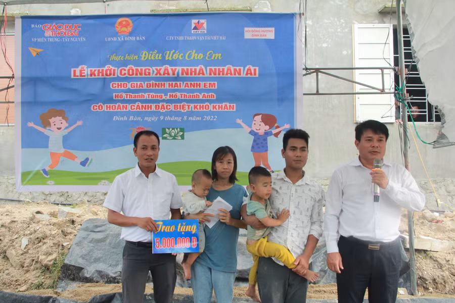 Đại diện Hội đồng hương họ Hồ tại Hà Tĩnh trao tặng 5 triệu đồng hỗ trợ gia đình 2 cháu xây nhà nhân ái.