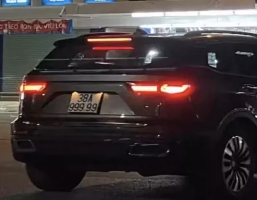 Chiếc xe ô tô mang biển số ngũ quý 9 "fake" lưu thông trên đường.