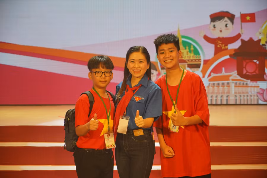 Cô giáo Việt Anh tham dự Chương trình giao lưu văn hóa thiếu nhi Việt Nam - Lào - Campuchia tại TP HCM.