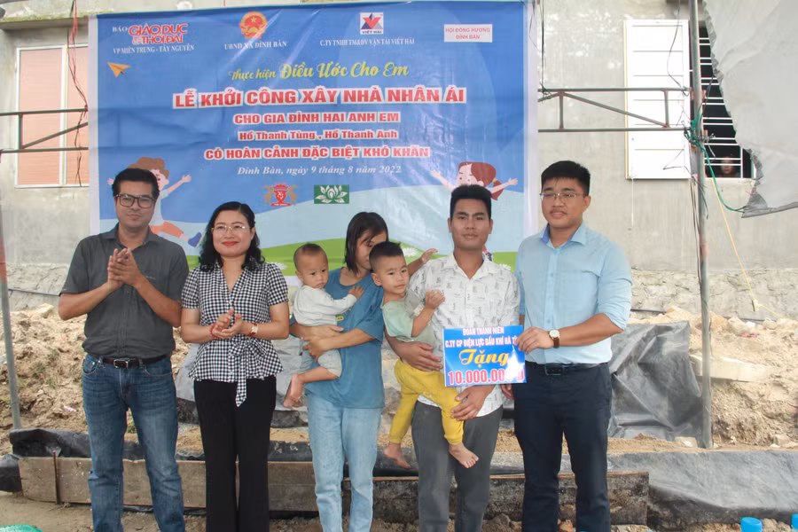 Đoàn Thanh niên Công ty Điện lực Dầu khí Hà Tĩnh trao tặng 10 triệu đồng.