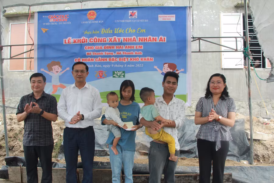 Lãnh đạo huyện Thạch Hà tặng quà cho gia đình 2 cháu tại lễ khởi công.