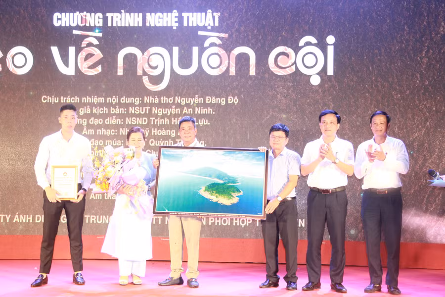 Lãnh đạo huyện Thạch Hà tặng quà tri ân những đóng góp của gia đình Nguyễn Đăng Độ với quê hương.
