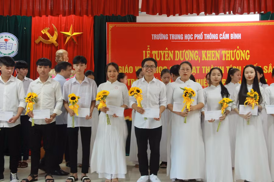 Trường THPT Cẩm Bình tuyên dương học sinh đạt điểm cao tại kỳ thi tốt nghiệp THPT 2022
