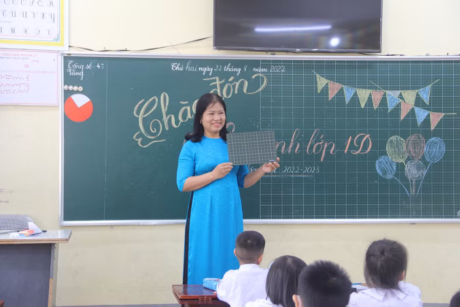 Theo cô giáo Bình An (lớp 1D, Trường Tiểu học Nam Hà), trong tuần học 0, các GV chủ yếu giới thiệu các em làm quen với nề nếp, một số kỹ năng như ngồi, cầm bút đúng tư thế...
