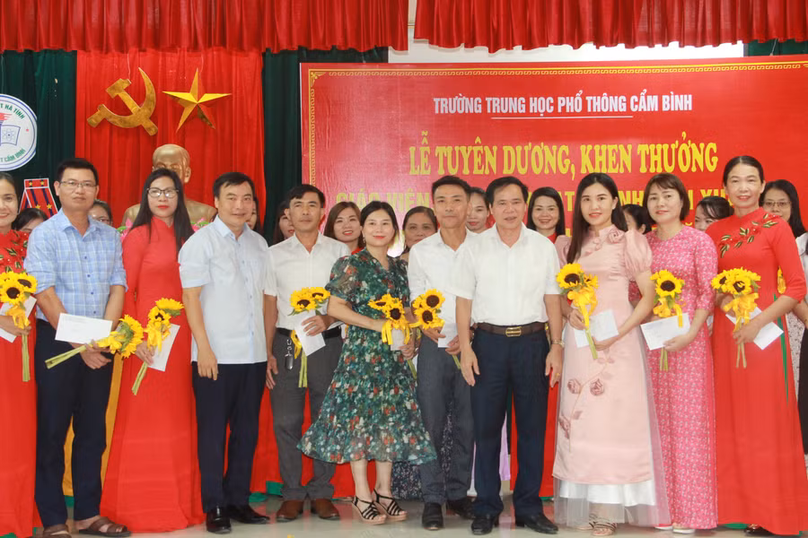 Tuyên dương khen thưởng các giáo viên và ...