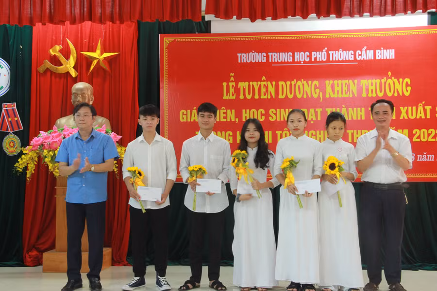 ...học sinh đạt thành tích cao trong kỳ thi tốt nghiệp THPT 2022.