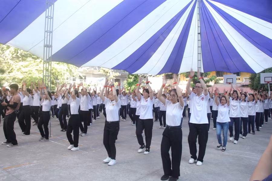 Tiết mục đồng diễn tại ngày hội. Tiết mục đồng diễn tại ngày hội.