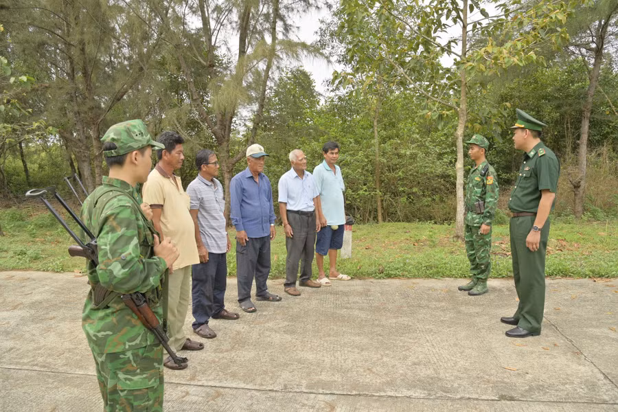 Lực lượng đồn Biên phòng cửa khẩu Quốc tế Hà Tiên gặp gỡ hộ đồng bào DTTS nắm bắt tình hình địa bàn.