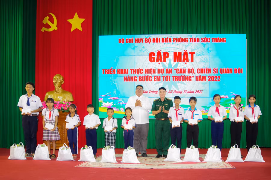 Đại diện các đơn vị tặng quà hỗ trợ cho các em học sinh. Đại diện các đơn vị tặng quà hỗ trợ cho các em học sinh.