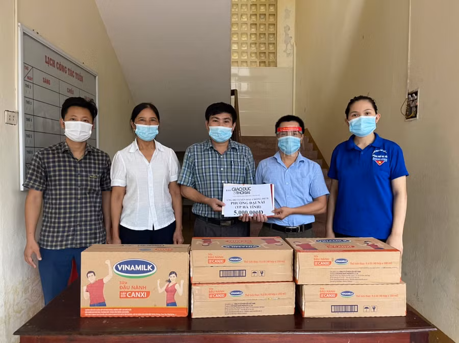 VP báo GD&amp;TĐ khu vực Bắc Trung bộ trao tiền và nhu yếu phẩm đến các khu vực cho chốt kiểm soát tại phường Đại Nài