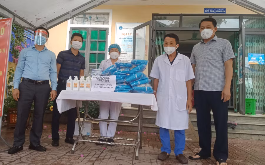VP báo GD&amp;TĐ khu vực BTB cùng mạnh thường quân trao quần áo bảo hộ cho các khu cách ly và trạm y tế