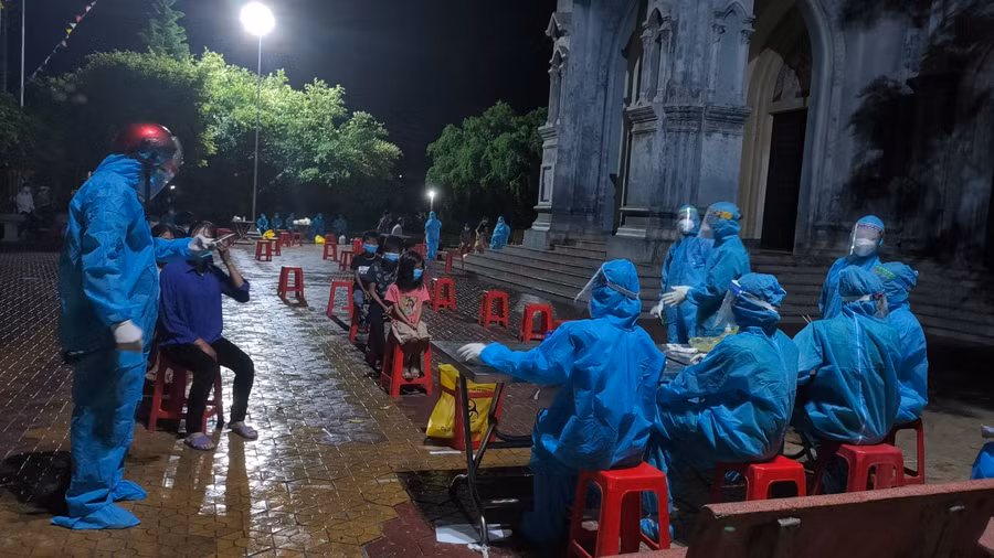 Cán bộ y tế xuyên đêm lấy mẫu xét nghiệm.