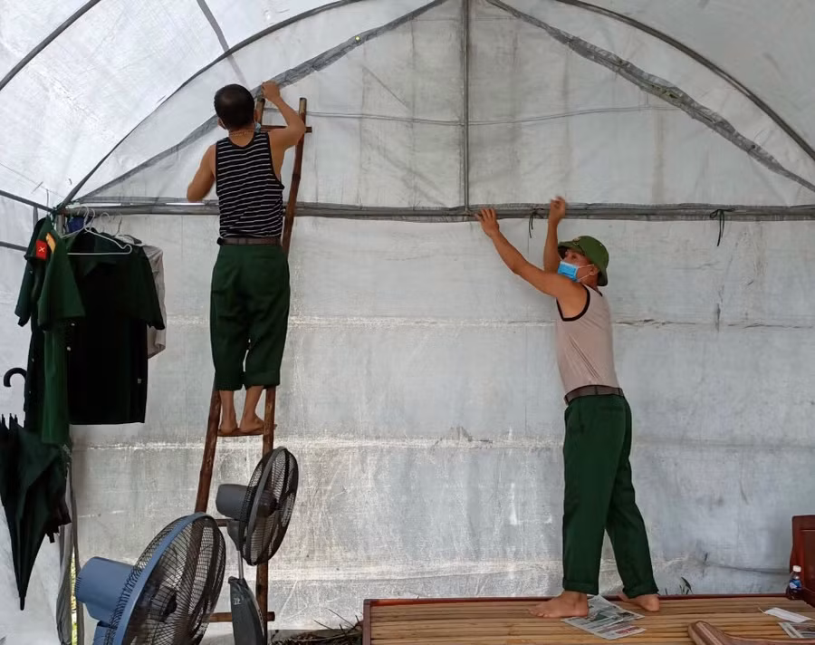 Dùng bạt ni lông phủ lên để khắc phục thời tiết