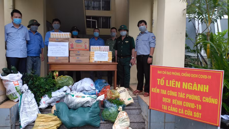 Hàng tấn rau củ, và nhu yếu phẩm được vận chuyển đến khu vực phong tỏa, cách ly tại huyện Lộc Hà.