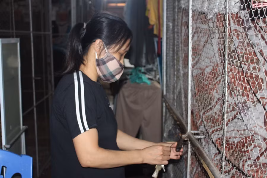 Chị Nguyễn Thị Ly (tiểu thương bán quần áo) cho biết, cách đây khoảng 1 tháng chị vừa nhập thêm hàng mới, do dịch bệnh vẫn chưa có khách mua. Dù cách ly xã hội khiến hàng hóa tồn đọng, nhưng các tiểu thương rất đồng tình với quyết định của UBND tỉnh để phòng, chống dịch bệnh COVID-19 đảm bảo hơn.