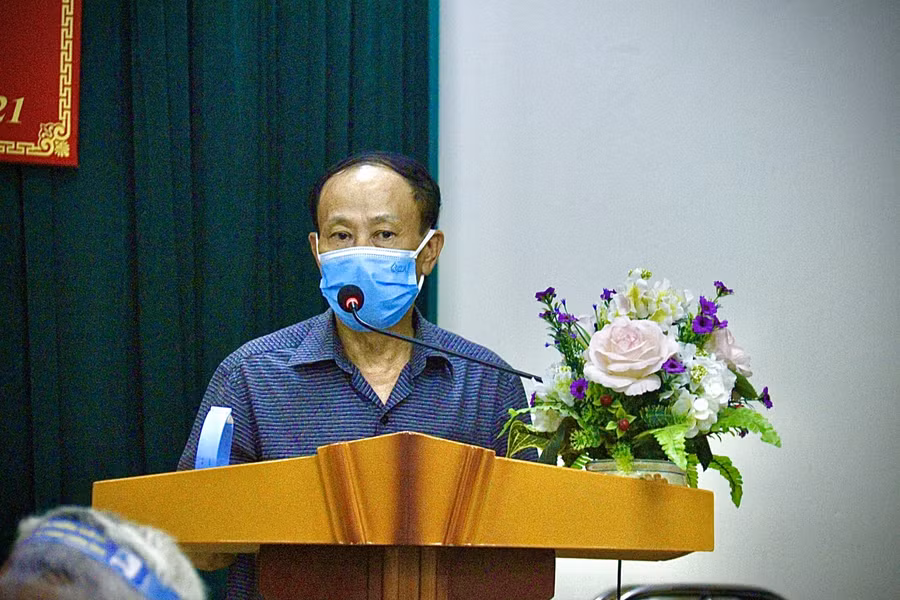 19h30 tối, ông Nguyễn Trọng Phú (Tổ trưởng, tổ dân phố 1, phường Nam Hà) phát thông báo mời người dân đến nhà văn hóa để lấy mẫu xét nghiệm COVID-19.
