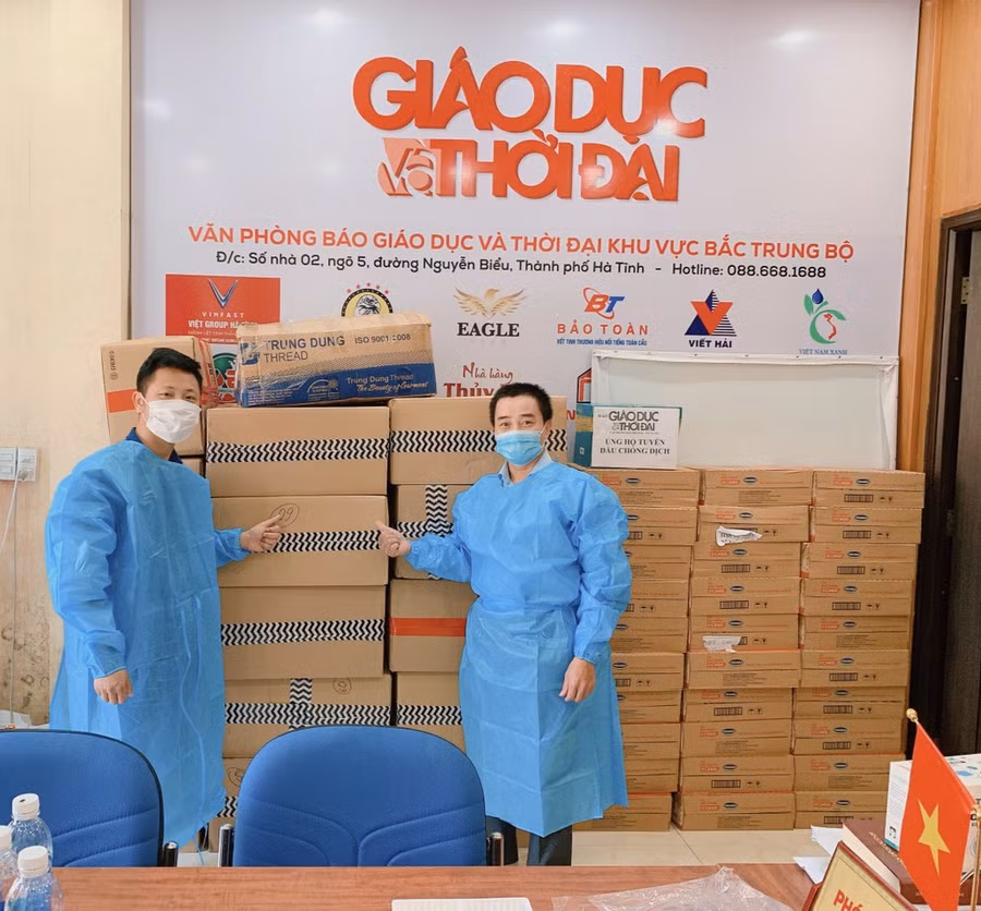 VP báo GD&amp;TĐ tiếp nhận 700 bộ quần áo bảo hộ y tế