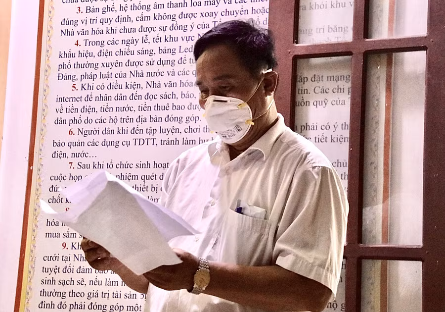 Ông Nguyễn Đức Ngạn, tổ trưởng tổ dân phố 7 (phường Tân Giang, TP Hà Tĩnh) rà soát lại danh sách các hộ dân để không bỏ sót mẫu xét nghiệm.