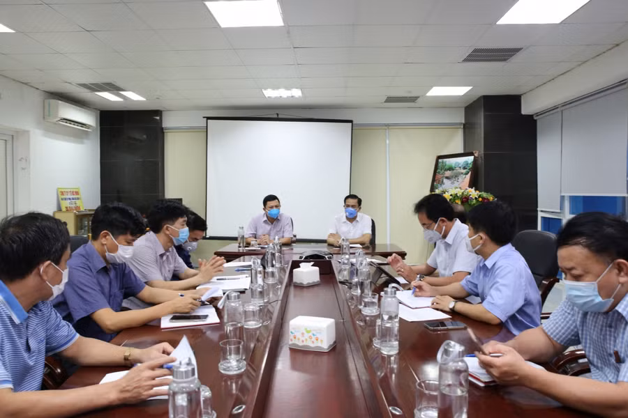 Sau khi xuất hiện ca bệnh Covid-19 thứ 10, Ban Chỉ đạo phòng, chống dịch bệnh Covid-19 tỉnh đã họp khẩn để triển khai các biện pháp cấp bách phòng, chống dịch. Căn cứ tình hình thực tiễn trên địa bàn Hà Tĩnh, Ban Chỉ đạo phòng, chống dịch bệnh Covid-19 tỉnh quyết định thiết lập cách ly xã hội tại TP Hà Tĩnh theo Chỉ thị số 16/CT-TTg ngày 31/3/2020 của Thủ tướng Chính phủ bắt đầu từ 12h trưa nay (8/6).