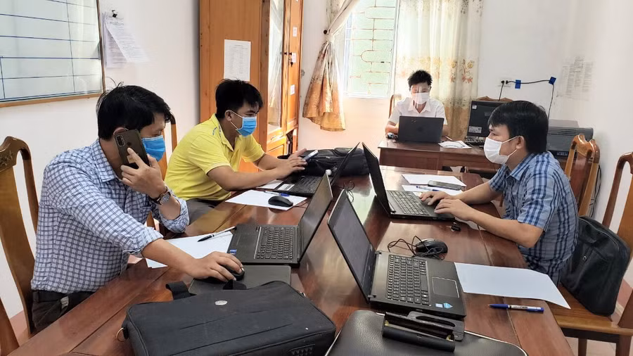 Nhiều giáo viên đã tình nguyện giúp ngành Y tế tổng hợp số liệu