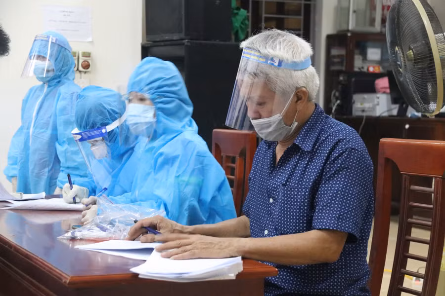 Mỗi điểm lấy mẫu được bố trí từ 3-4 nhân viên y tế. Cán bộ khối phố phối hợp cùng đội ngũ y bác sỹ lên danh sách và quyết tâm lấy mẫu toàn bộ người dân trong đêm 8/6.