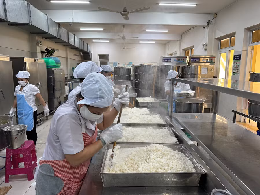 Bếp ăn một chiều tại Trường tiểu học Nguyễn Bỉnh Khiêm. Bếp ăn một chiều tại Trường tiểu học Nguyễn Bỉnh Khiêm.