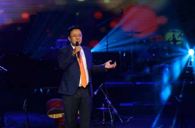 Nhà thơ Hồng Thanh Quang trình diễn những tác phẩm thơ của mình Nhà thơ Hồng Thanh Quang trình diễn những tác phẩm thơ của mình