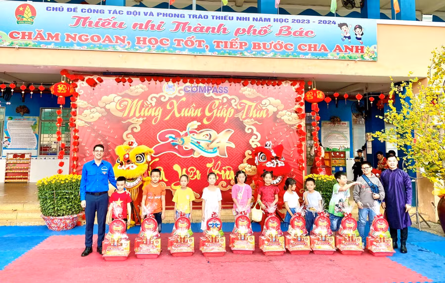 Học sinh Trường tiểu học Nguyễn Thanh Tuyền nhận quà Tết. Học sinh Trường tiểu học Nguyễn Thanh Tuyền nhận quà Tết.