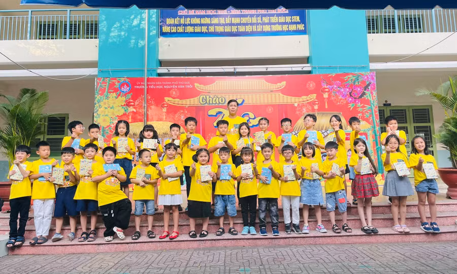 Học sinh Trường tiểu học Nguyễn Văn Trỗi háo hức những ngày cuối năm. Học sinh Trường tiểu học Nguyễn Văn Trỗi háo hức những ngày cuối năm.