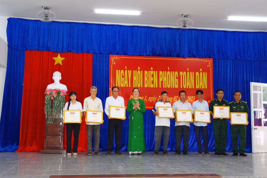 Bà Phan Thị Xinh Hưởng, Phó Bí thư Thường trực Thị ủy Vĩnh Châu trao giấy khen cho các cá nhân.