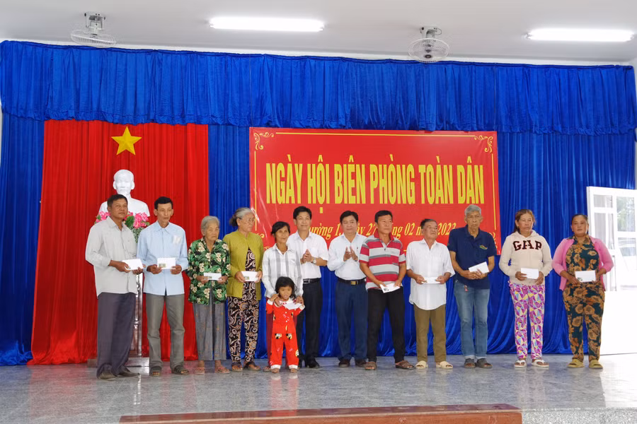 Tặng quà cho các hộ gia đình chính sách và người nghèo trên địa bàn phường 1, phường 2 và phường Vĩnh Phước (thị xã Vĩnh Châu).
