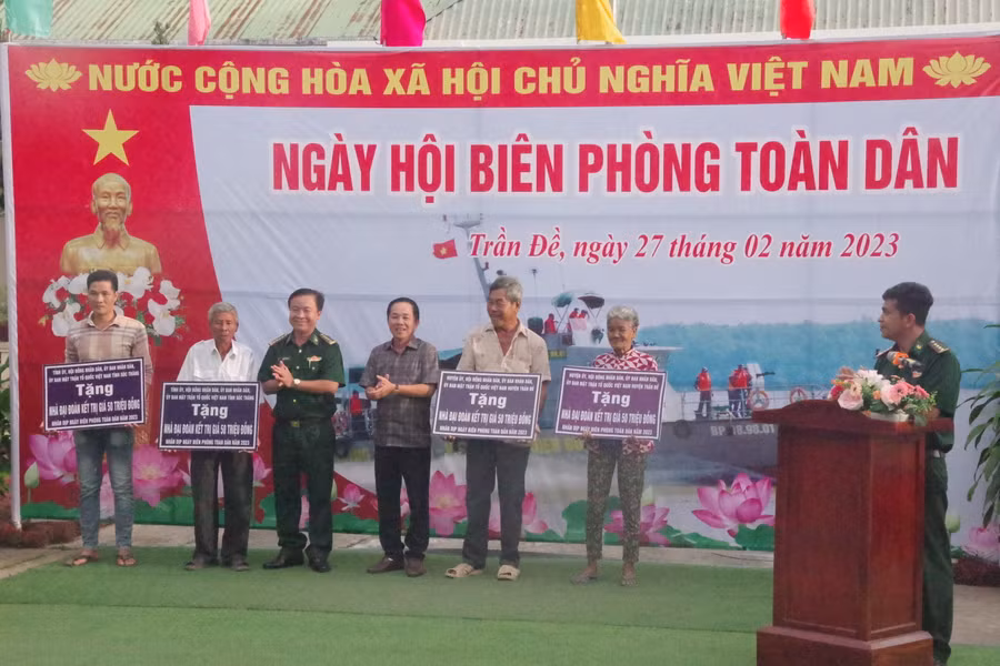 Lãnh đạo BĐBP tỉnh và UBND huyện Trần Đề trao bảng tượng trưng tặng nhà Đại đoàn kết cho người nghèo khu vực biên giới biển huyện Trần Đề.