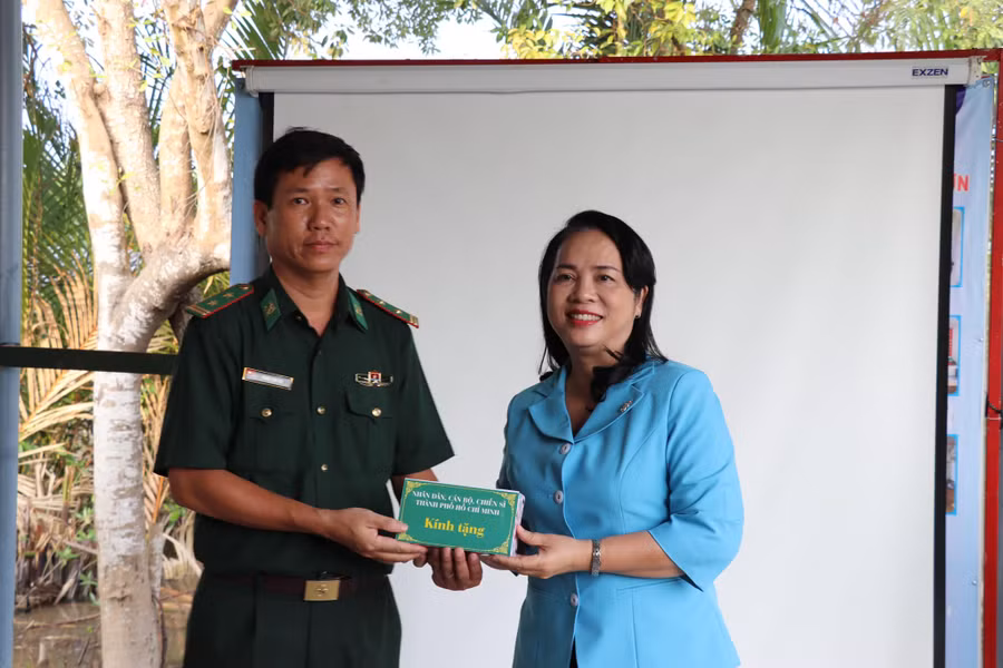 Trao tặng quà cho đồn Biên phòng Long Hoà.