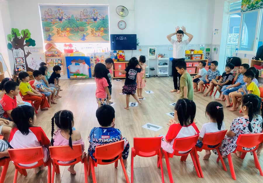 Tiết học của trẻ lớp lá.