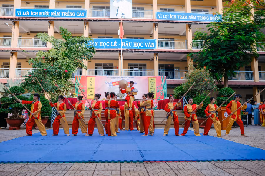 Tiết mục văn nghệ do học sinh Trường THPT Đào Sơn Tây thể hiện.