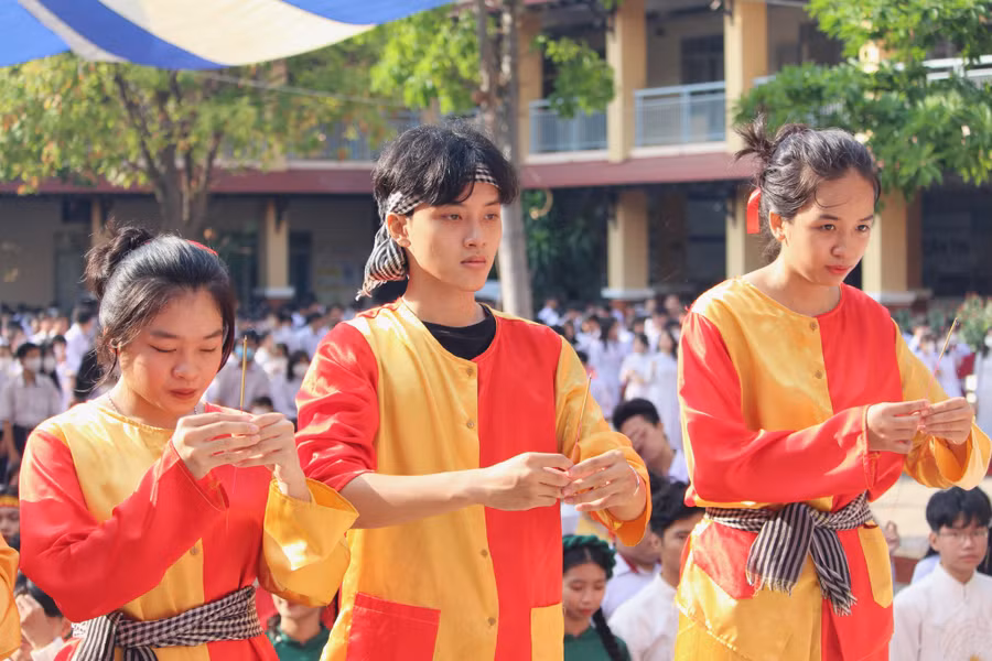 Việc tổ chức giỗ Tổ Hùng Vương giúp các học sinh tìm hiểu cội nguồn dân tộc và phát huy truyền thống "uống nước nhớ nguồn".