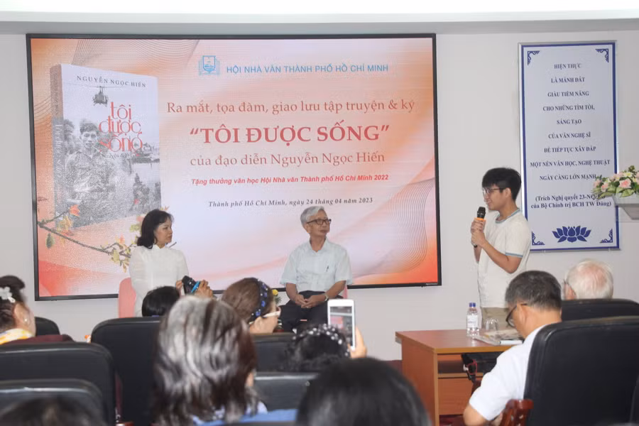 Khách mời giao lưu tại buổi ra mắt sách.