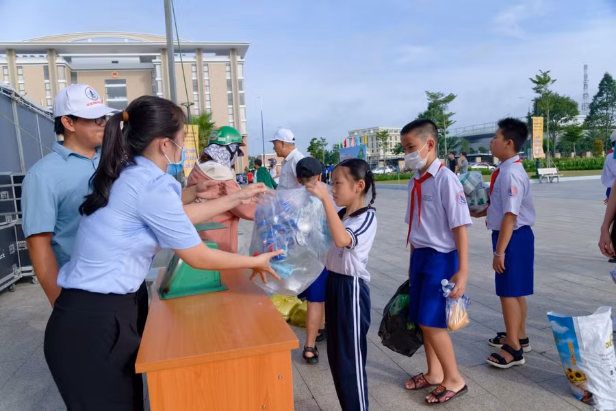 “Đổi chất thải nhận quà thú vị” là một trong những Hoạt động Hè có ý nghĩa để nâng cao kiến thức bảo vệ môi trường cho trẻ em.
