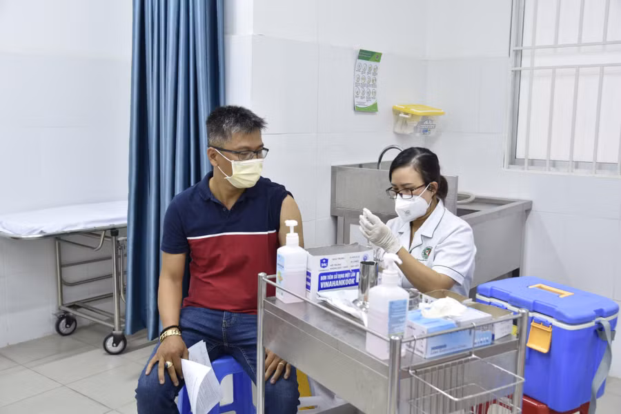 Người dân đến tiêm vắc xin tại Viện Pasteur TPHCM. Ảnh minh hoạ.