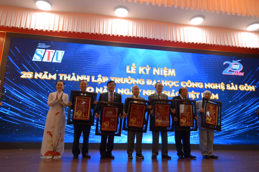 Tập thể nhà trường tri ân và vinh danh các nhà sáng lập. Tập thể nhà trường tri ân và vinh danh các nhà sáng lập.