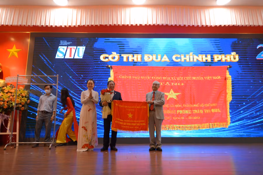 Tập thể nhà trường vinh dự nhận được cờ thi đua của Chính phủ.