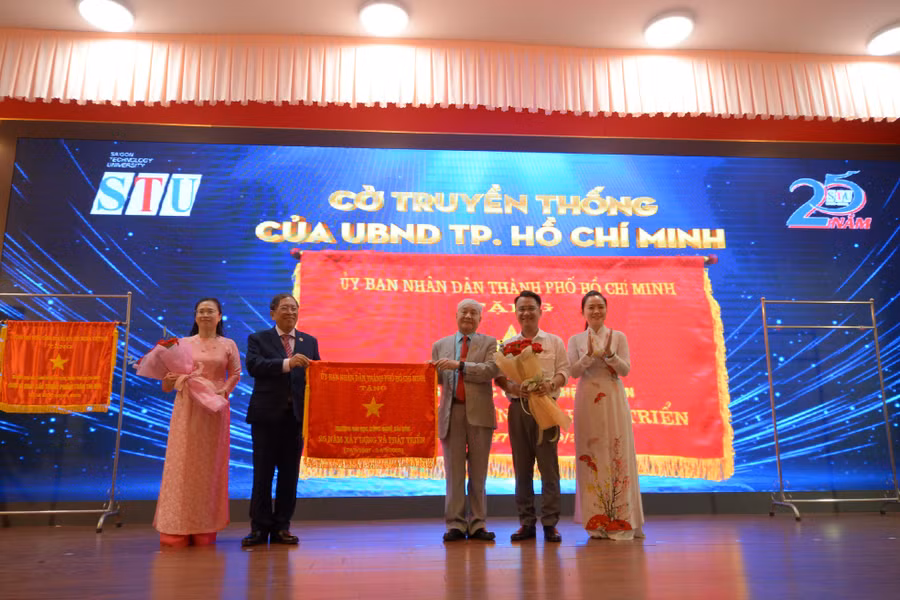 Tập thể nhà trường vinh dự nhận được cờ truyền thống của UBND TPHCM trao tặng. Tập thể nhà trường vinh dự nhận được cờ truyền thống của UBND TPHCM trao tặng.