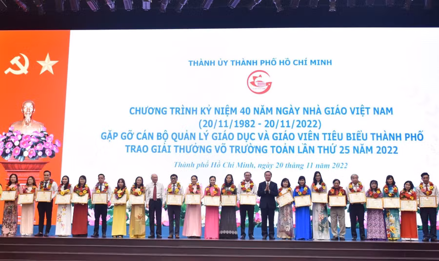 Thứ trưởng Nguyễn Văn Phúc và ông Phan Nguyễn Như Khuê tặng Bằng khen của Bộ GD&amp;ĐT cho các nhà giáo tiểu biểu đạt giải thưởng Võ Trường Toản trong 25 năm qua.
