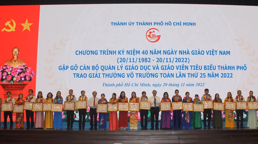 Chủ tịch Phan Văn Mãi và ông Vũ Hải Quân trao Bằng khen của UBND TPHCM cho các thầy cô đạt giải Võ Trường Toản.