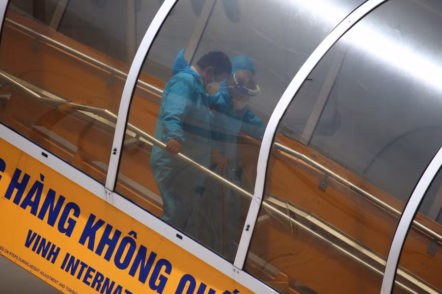Gần 400 công dân Hà Tĩnh đã hạ cánh an toàn sau quãng đường hơn 1.000km. Theo kế hoạch, từ nay đến hết ngày 8/8, Hà Tĩnh sẽ thực hiện thêm 5 chuyến bay đưa khoảng 1.000 công dân về quê.
