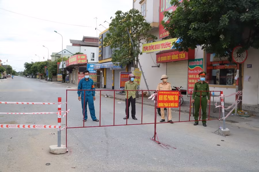 Huyện Cẩm Xuyên cũng đã triển khai lập 5 chốt lớn kiêm soát ở các cửa ngõ ra vào thị trấn.